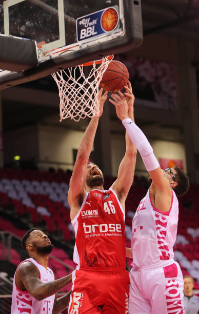 马刺VS骑士：比永博赛季首次先发 搭福克斯+瓦塞尔+尚帕尼+巴恩斯（马刺迎战骑士：比永博赛季首次首发，搭档福克斯、瓦塞尔、尚帕尼、巴恩斯）