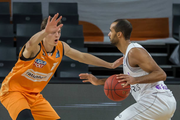 队报：大巴黎女足3场比赛因球员违规被判负，联赛被扣掉9分（队报：巴黎圣日耳曼女足因球员违规被判3场失利，联赛积分被扣9分）