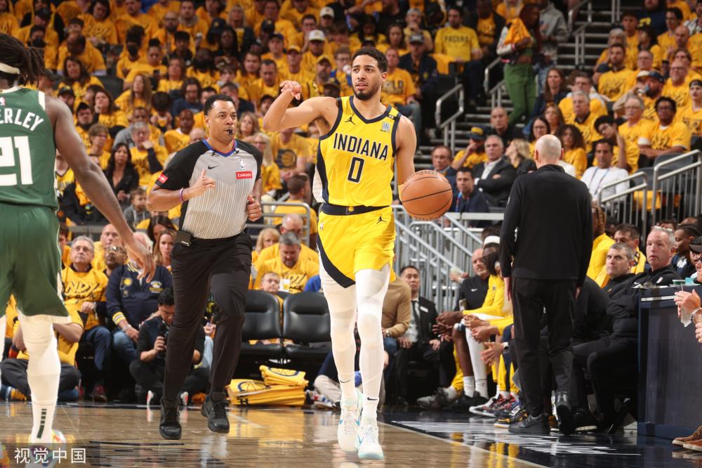 [NBA]詹姆斯突破分球 浓眉顺下暴扣得分.